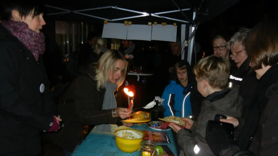 Glühwein beim Kerzenscheinsamstag